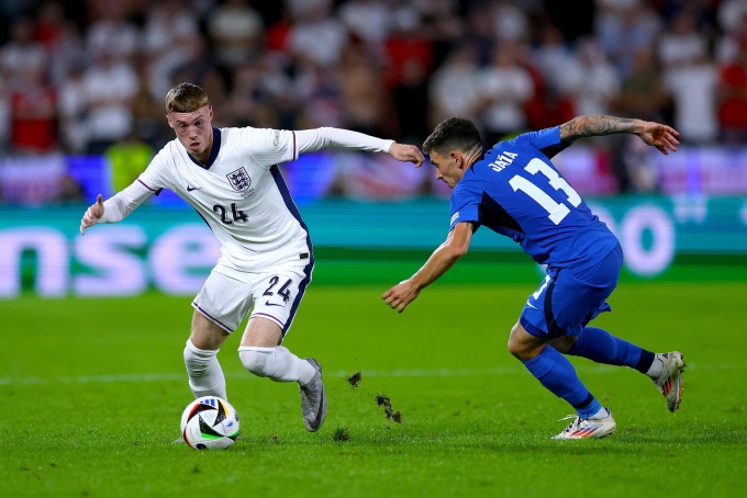 Palmer đi bóng trong trận thắng Slovakia 2-1 ở  vòng 1/8 Euro 2024 trên sân Gelsenkirchen, Đức, ngày 30/6. Ảnh: AP