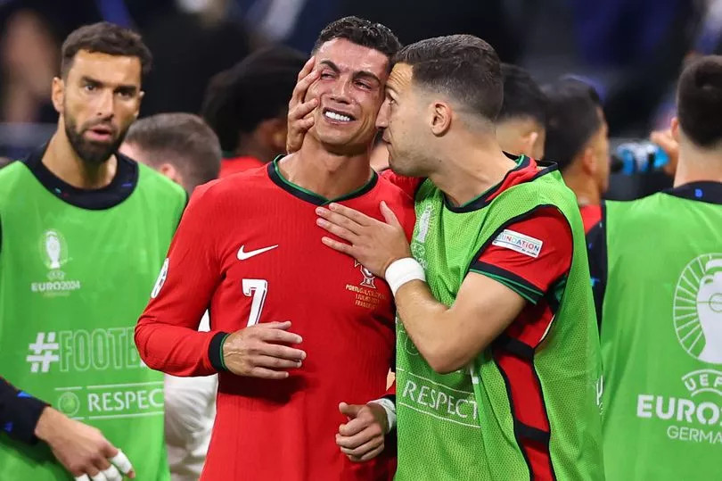 7 cầu thủ động viên khi Ronaldo khóc