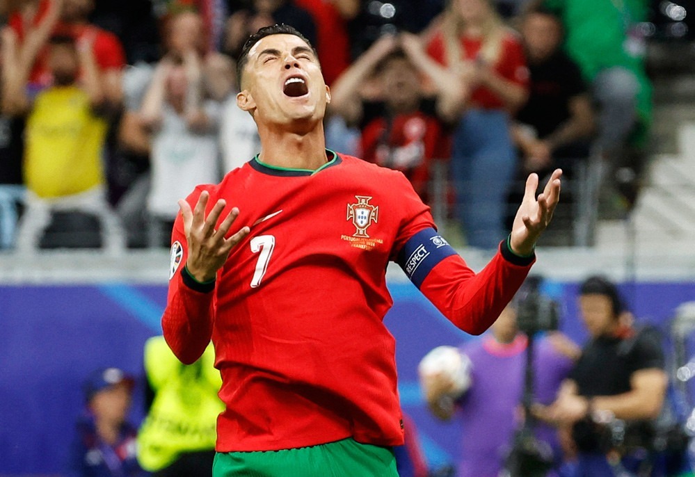 Màn trình diễn thảm họa của Ronaldo suýt đánh rơi vé vào tứ kết của Bồ Đào Nha