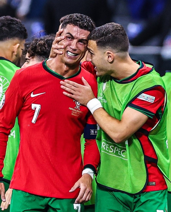 Ronaldo khóc òa khi được một đồng đội đến an ủi ở giữa hai hiệp phụ. Ảnh: AFP