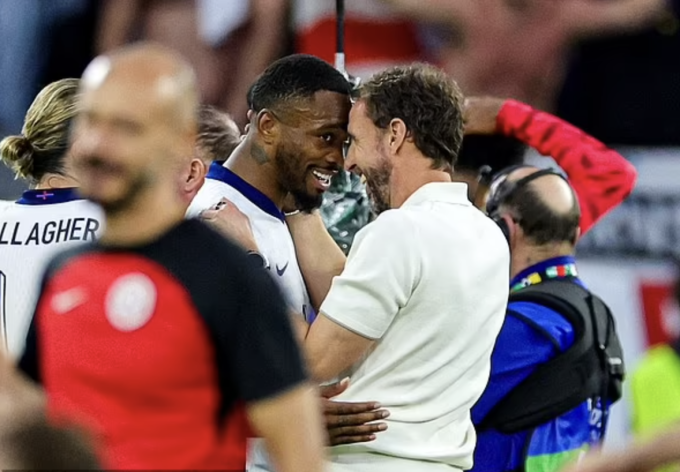 HLV Gareth Southgate (phải) chia vui cùng Ivan Toney sau trận Anh thắng Slovakia 2-1. Ảnh: Pro Photos