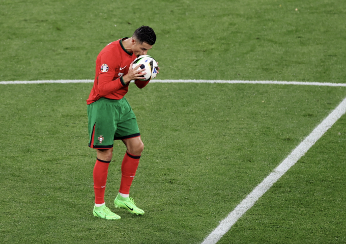 Ronaldo hôn bóng sau khi Bồ Đào Nha gỡ hòa 1-1 nhờ bàn phản lưới của Robin Hranac, ở trận thắng CH Czech 2-1 tại lượt ra quân bảng F Euro 2024. Ảnh: Reuters