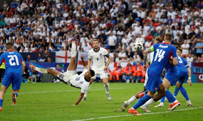 Bellingham tung người móc bóng ghi bàn gỡ hòa 1-1 cho tuyển Anh ở cuối hiệp hai trận thắng ngược Slovakia 2-1 ở vòng 1/8 Euro 2024. Ảnh: Reuters