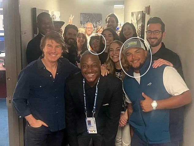 Tom Cruise chụp hình cùng hai con Connor và Bella. Ảnh: Instagram Derrick Brooks