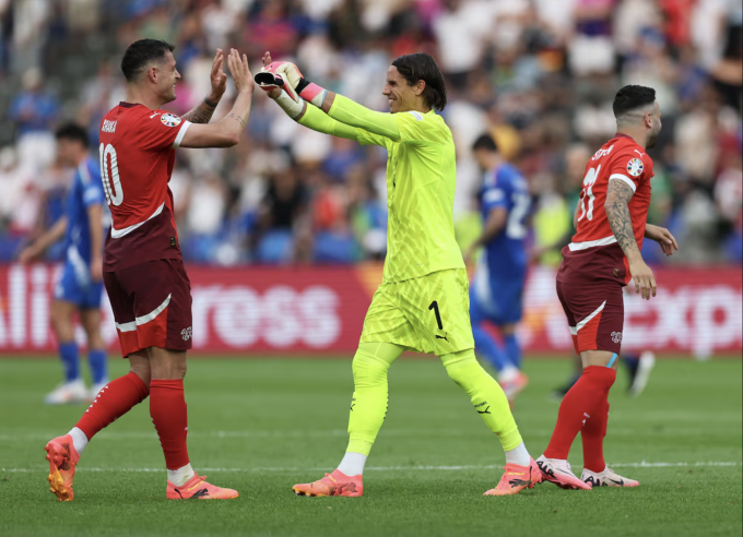 Thủ môn Yann Sommer (giữa) chia vui cùng đội trưởng Granit Xhaka sau trận thắng Italy 2-0 ở vòng 1/8 Euro 2024. Ảnh: Reuters