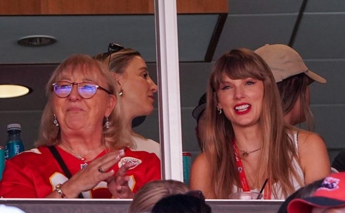 Taylor Swift và mẹ của Travis Kelce cổ vũ đội bóng của cầu thủ hồi tháng 9/2023. Ảnh: USA Today