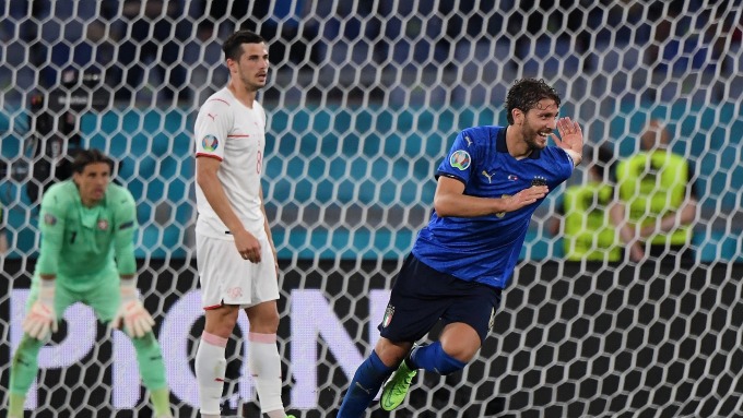 Freuler (số 8) trong trận Thụy Sĩ thua Italy 0-3 ở vòng bảng Euro 2020. Ảnh: AFP