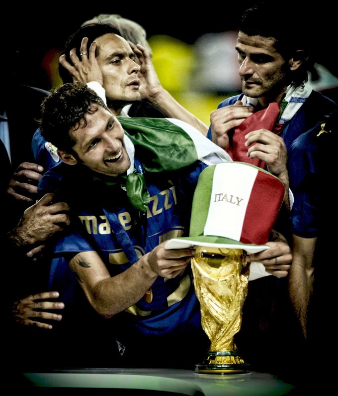 Materazzi đội chiếc nón in cờ và chữ Italy lên cup vàng sau khi cùng đội tuyển vô địch World Cup 2006 cũng tại Đức. Ảnh: FIGC