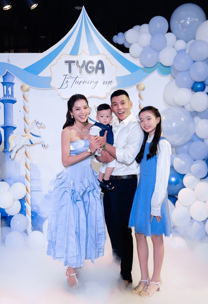 Gia đình Phương Trinh Jolie chụp ảnh kỷ niệm tại tiệc sinh nhật bé Tyga. Ảnh: Nhân vật cung cấp