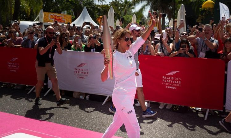 Halle Berry rước đuốc Olympic