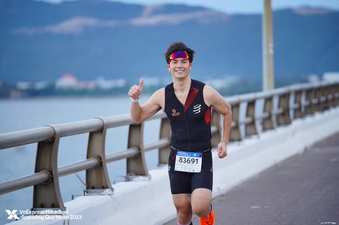 Nhan Phúc Vinh trên đường chạy VnExpress Marathon Quy Nhơn 2023. Ảnh: VM