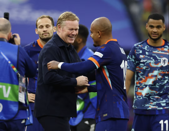 Ronald Koeman (giữa) chúc mừng tiền đạo Donyell Malen lập cú đúp trong trận thắng Romania 3-0 ở vòng 1/8 Euro 2024. Ảnh: Reuters