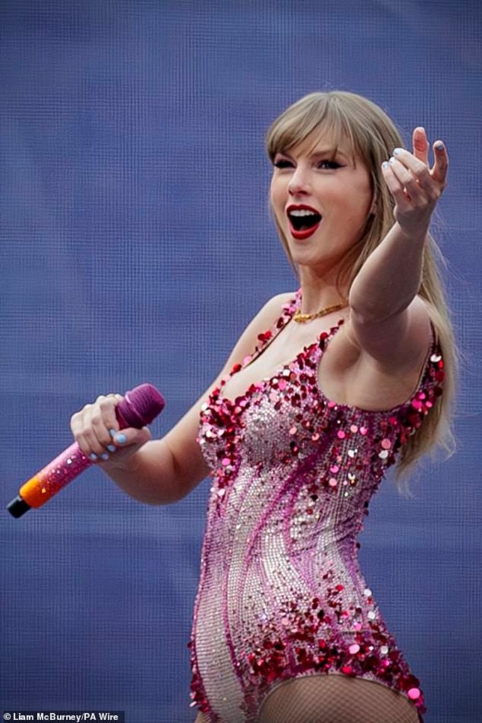 Taylor Swift trên sân khấu The Eras Tour. Ảnh: PA Wire