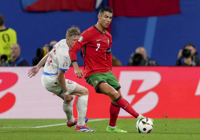 Ronaldo (số 7) đi bóng trước hậu vệ David Jurasek trong trận Bồ Đào Nha thắng CH Czech 2-1 ở lượt đầu bảng F Euro 2024 trên sân Leipzig, Đức ngày 18/6. Ảnh: AP