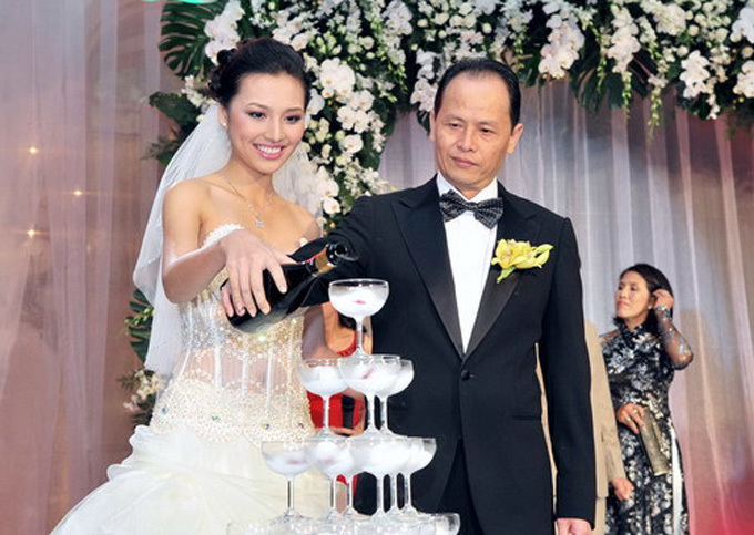 Huỳnh Thanh Tuyền trong đám cưới với chồng đại gia năm 2009.