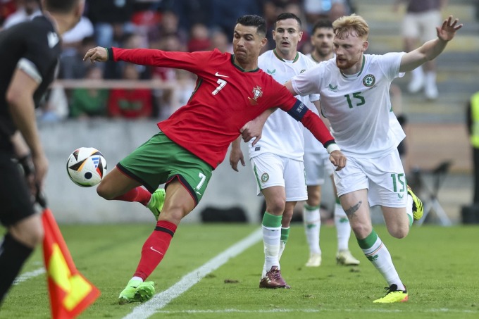 Ronaldo tranh bóng trong trận Bồ Đào Nha thắng Ireland 3-0 trên sân nhà Aveiro ngày 11/6. Ảnh: LUSA