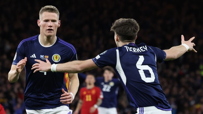 Scott McTominay (trái) mừng một trong hai bàn ghi được trong trận Scotland 2-0 Tây Ban Nha ở vòng loại Euro 2024 tại Scotland, hôm 28/3/2023. Ảnh: Sky Sports