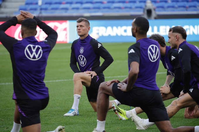 Tiền vệ Toni Kroos (thứ hai từ trái sang) trong buổi tập cùng tuyển Đức trên sân Lyon ngày 21/3, chuẩn bị cho trận giao hữu với chủ nhà Pháp. Ảnh: AFP