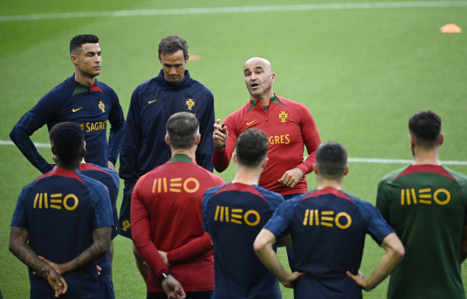 HLV Roberto Martinez (áo đỏ phải) phổ biến cho Ronaldo (ngoài cùng trái) và các cầu thủ Bồ Đào Nha trước trận bảng A vòng loại Euro 2024 gặp Slovakia. Ảnh: AP