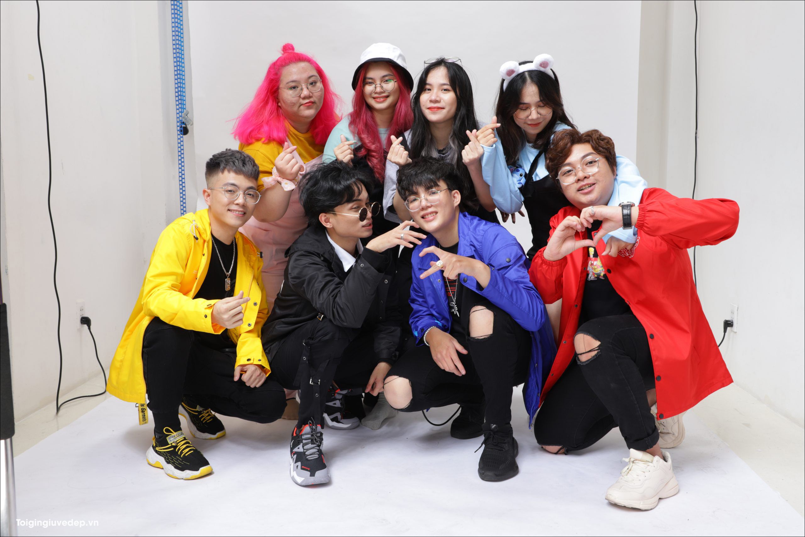 Hình ảnh Anh Em Tốt HERO TEAM Cùng Nhau Ngồi Chụp Hình Cute