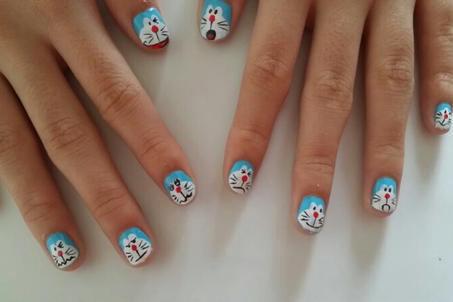 Mẫu nail Doremon kết hợp giữa các nhân vật và những họa tiết đơn giản