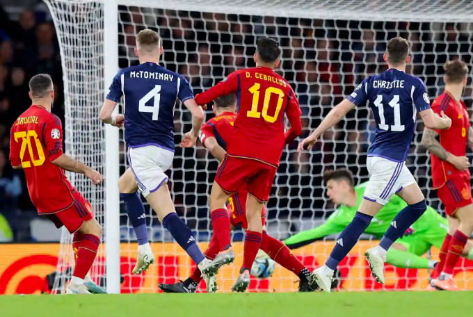 Cú vô-lê của McTominay ấn định thắng lợi 2-0 cho Scotland. Ảnh: EPA