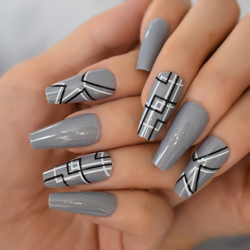 Mẫu nail caro trắng đen đơn giản dành cho mọi phong cách