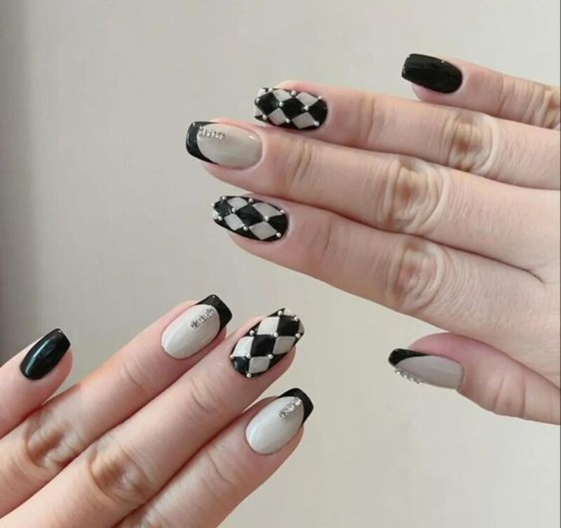 Mẫu nail ánh nhũ kẻ sọc đơn giản mà đẹp