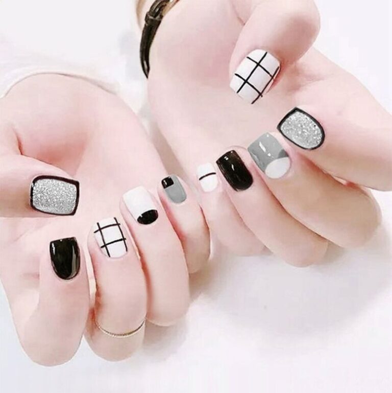 Kiểu nail kẻ sọc độc lạ theo phong cách Hàn Quốc