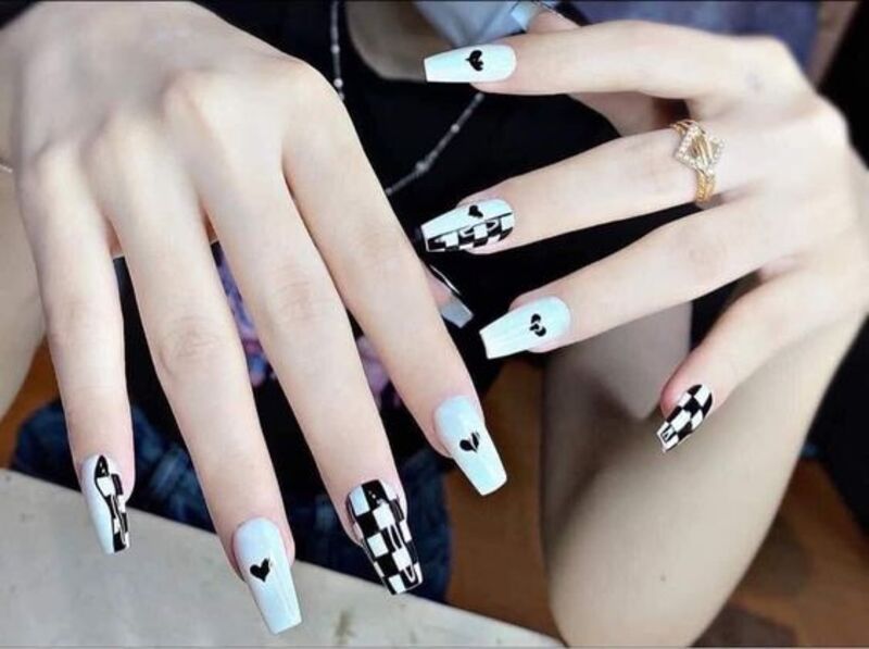 Mẫu nail sọc caro đỏ đen đơn giản mà quyền lực