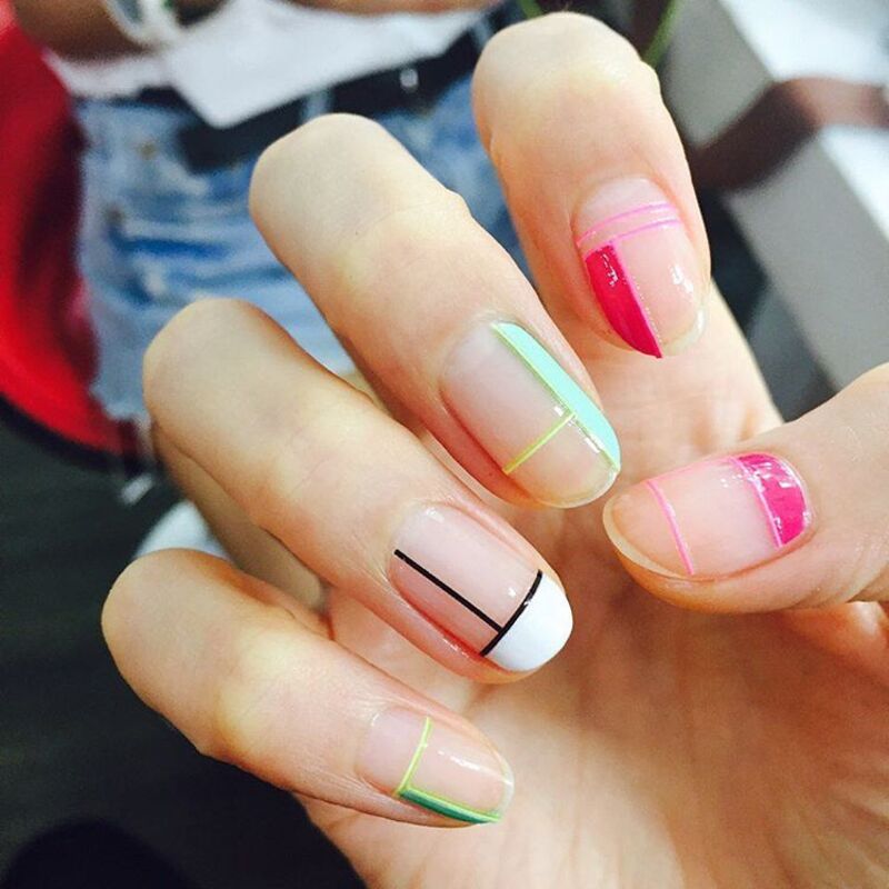 Mẫu nail đen quyền lực phối họa tiết kẻ sọc xám nổi bật