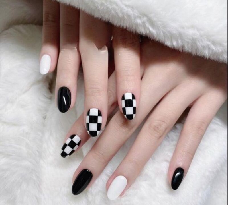 Mẫu nail hồng họa tiết caro to nhẹ nhàng cho bạn nữ