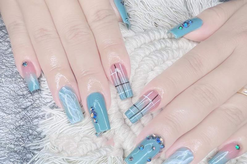 Mẫu nail kẻ sọc đầu móng tone đỏ sang chảnh và quý phái