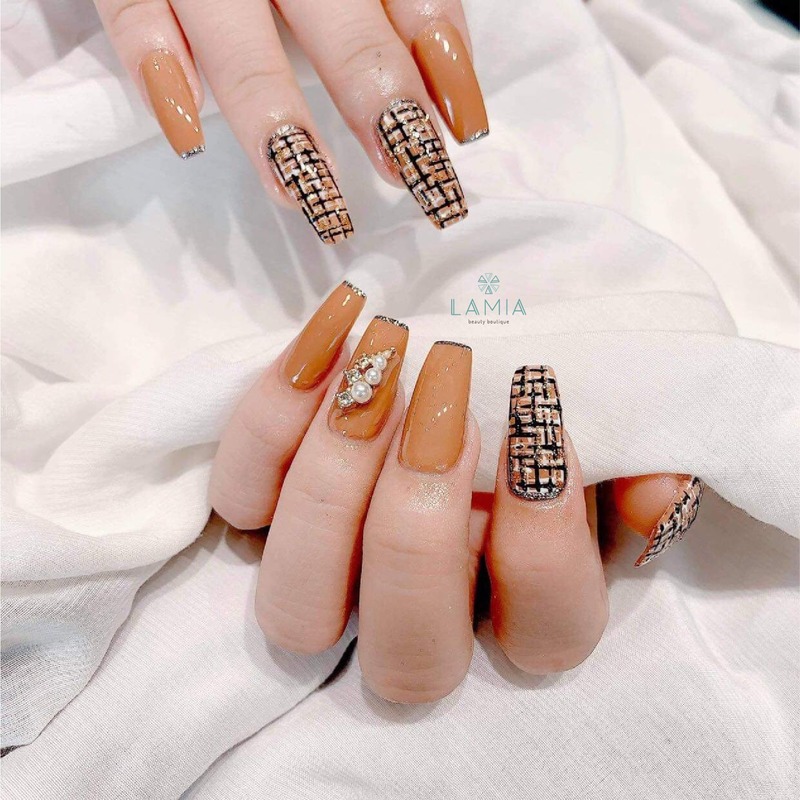 Mẫu nail vẽ dọc đính đá màu xanh ngọc lấp lánh