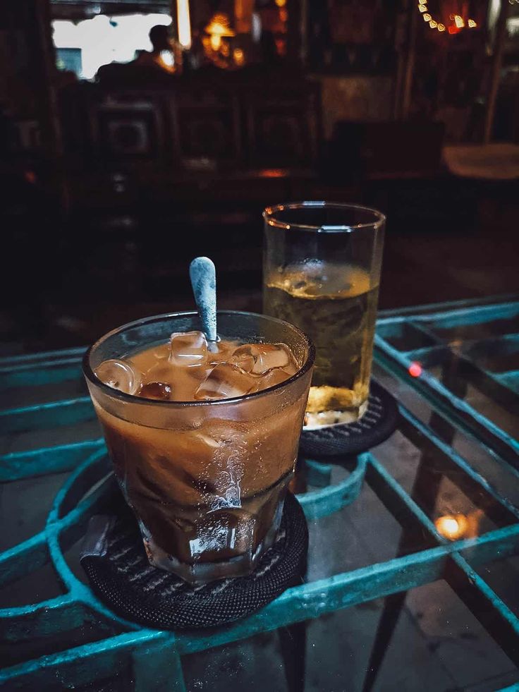 Hình nền cafe sữa đá trong quán cafe.