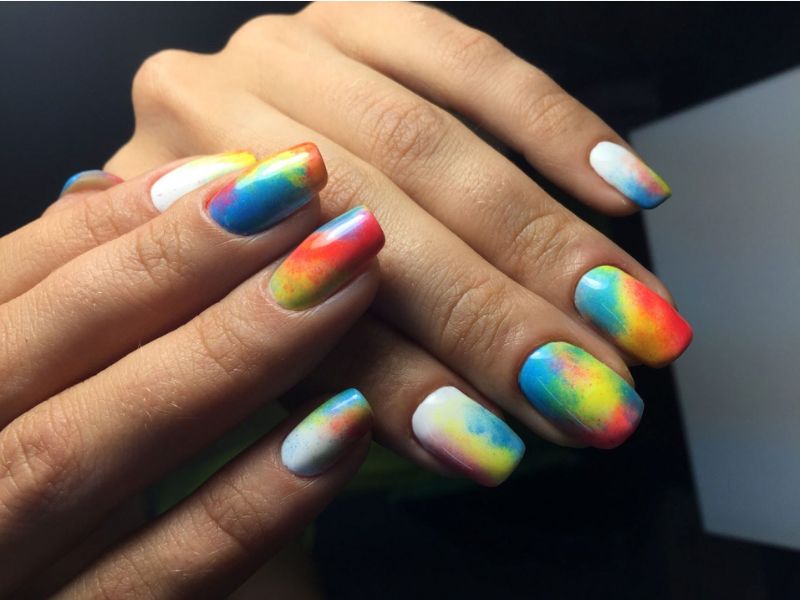 2-Mau-nail-cau-vong-tie-dye-tinh-te