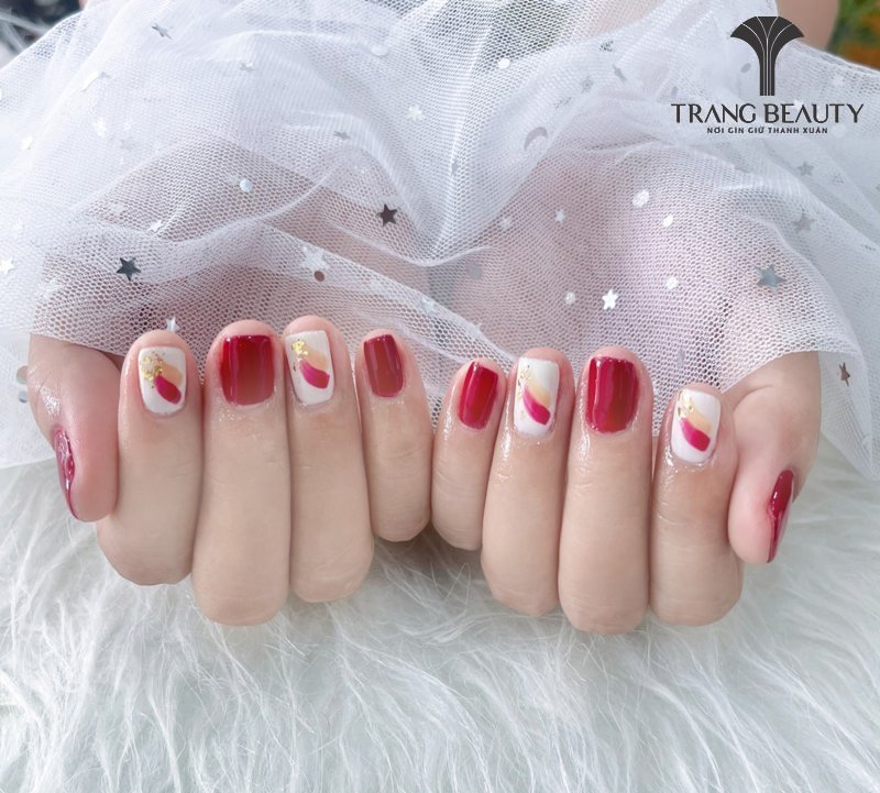 Nail ngắn xinh đắp gel kết hợp họa tiết