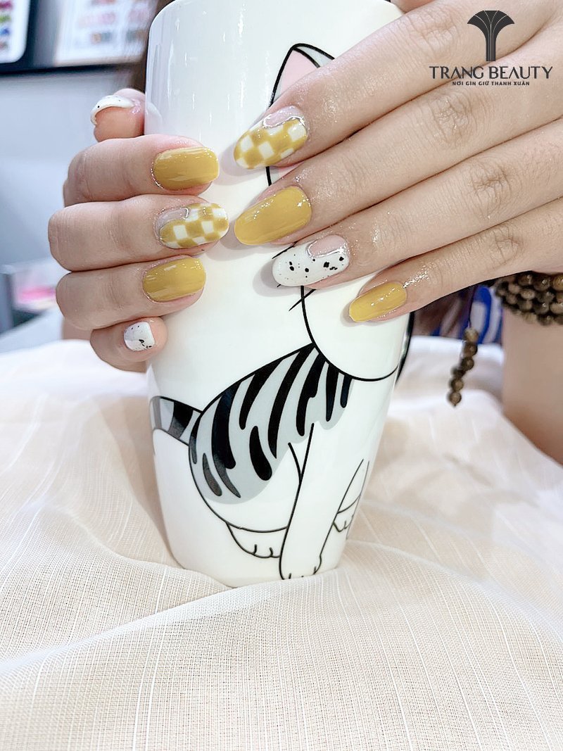 Mẫu nail ngắn thanh lịch cho nàng đơn giản