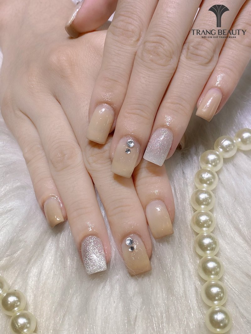 Mẫu nail sơn nhũ kết hợp đính đá