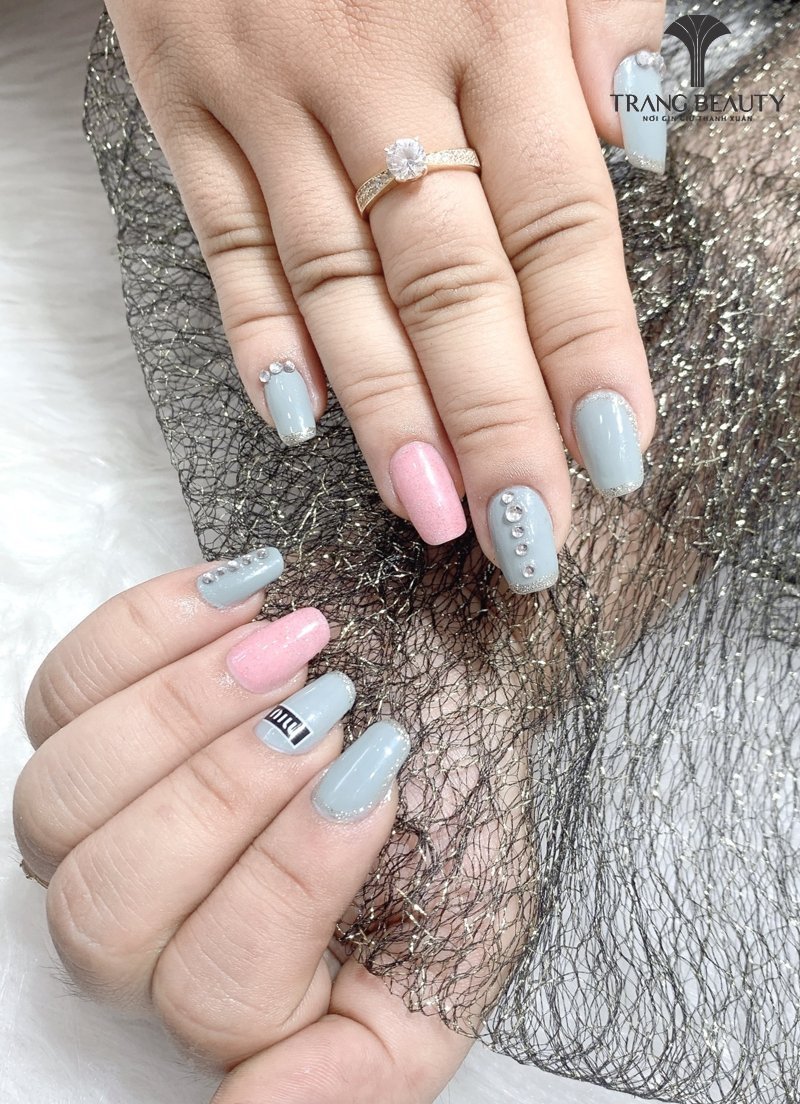 Mẫu nail ngắn đính đá sang trọng cho cô dâu