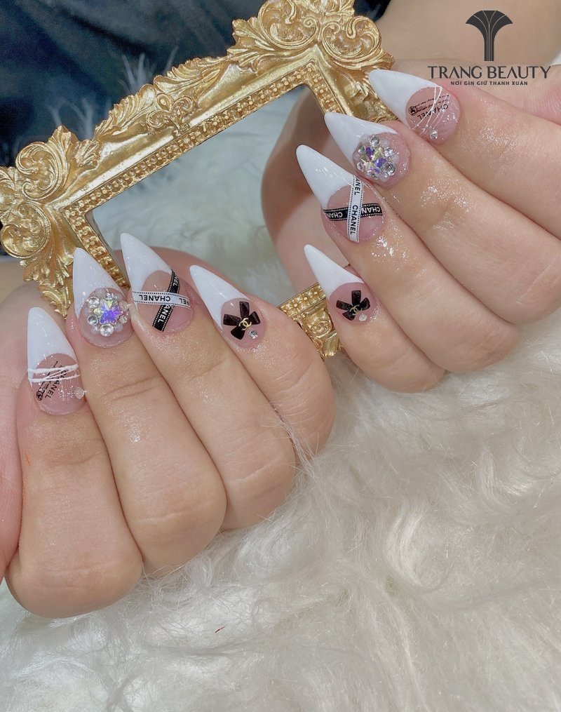 Mẫu nail ngắn đính đá sành điệu