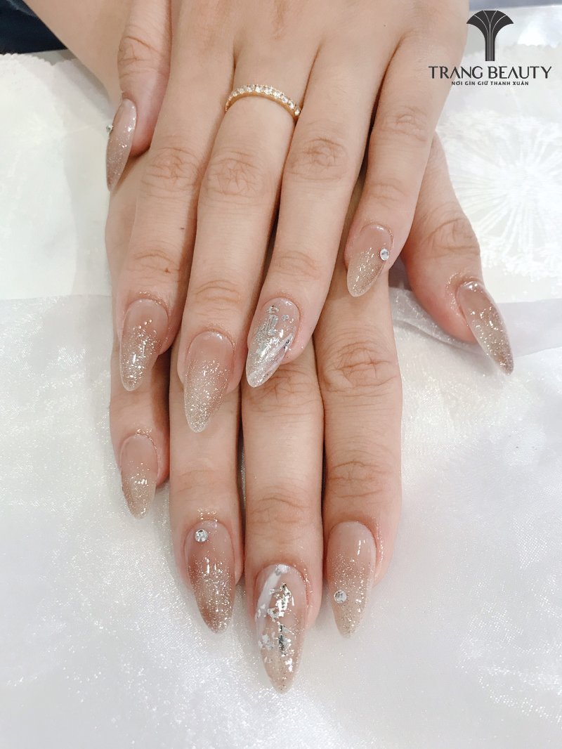 Mẫu nail cho móng ngắn sơn nhũ trẻ trung