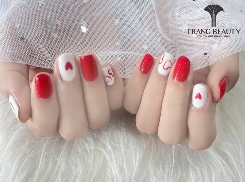 Mẫu nail móng ngắn nhiều họa tiết cần được phối khéo léo để tránh rối mắt