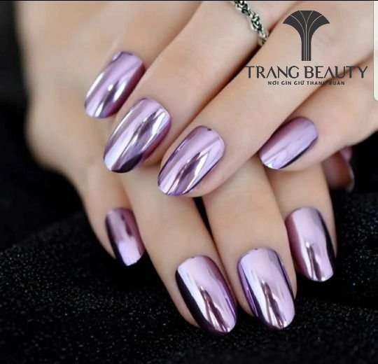 Mẫu nail ngắn tráng gương trắng ấn tượng