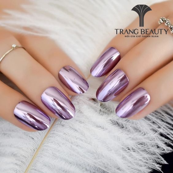 Mẫu nail ngắn tráng gương vẫn mang đến sự mềm mại