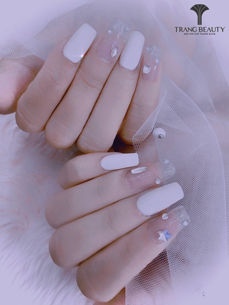 Kiểu nail móng ngắn đẹp vẽ hoa kết hợp tông trắng