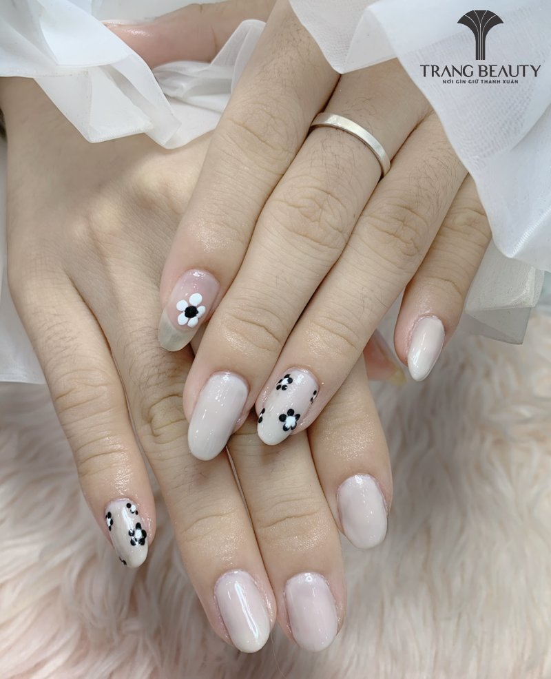 Kiểu nail móng ngắn đẹp vẽ hoa kết hợp tông nude