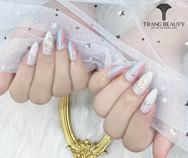 Kiểu nail phối màu và họa tiết sặc sỡ