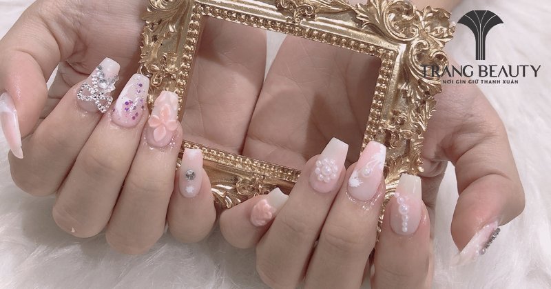 Kiểu nail móng ngắn phối màu sặc sỡ 