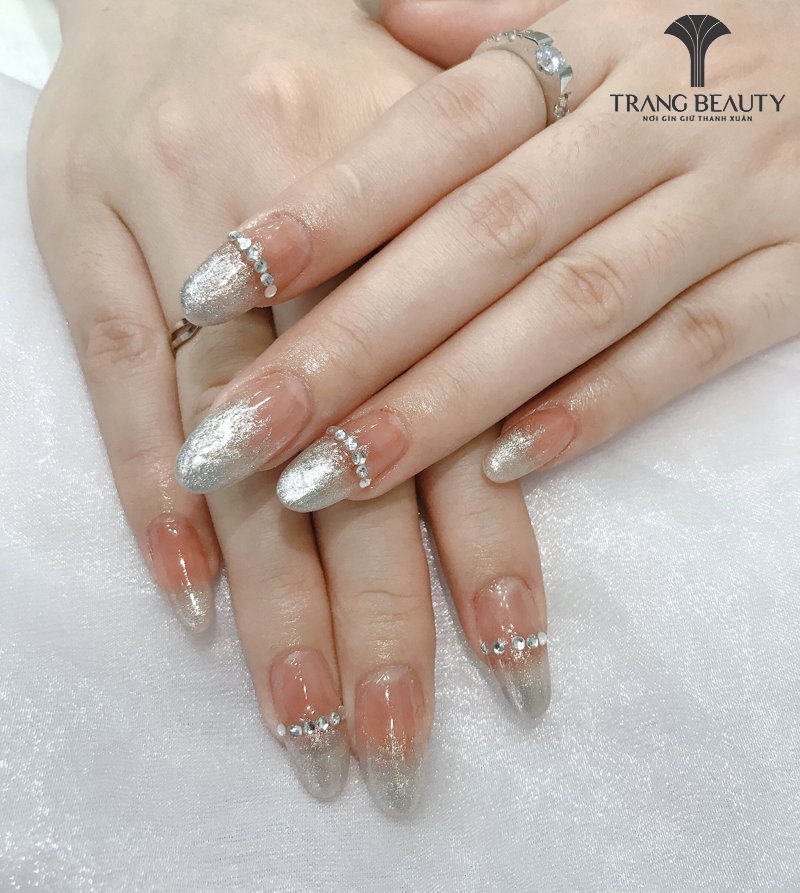 Mẫu nail ngắn tone đỏ ombre ấn tượng